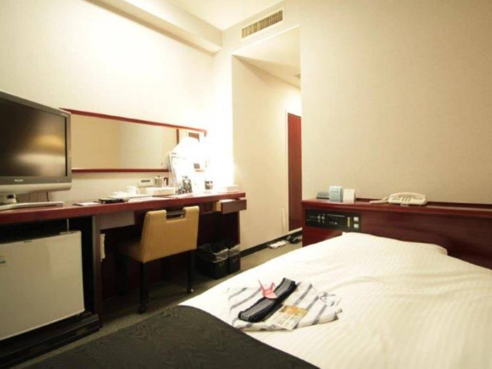 Apa Hotel Tsubamesanjo Ekimae Exteriör bild